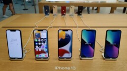 一排iPhone 13